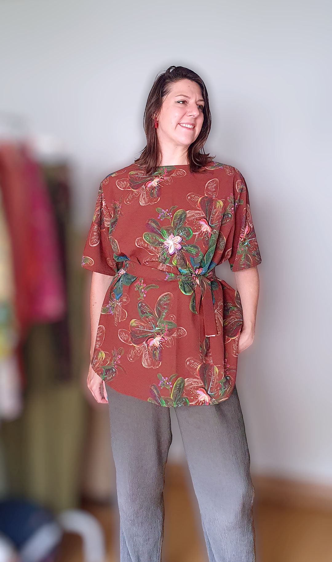 Kimono-Bluse – Floral Pequi – ECOVERO™- Exklusiver Print · Einheitsgröße P/M/G · In Stuttgart handgenäht – Blusa Kimono – Floral Pequi – ECOVERO™ Estampa exclusiva  Tamanho único · Feito à mão em Stuttgart 3